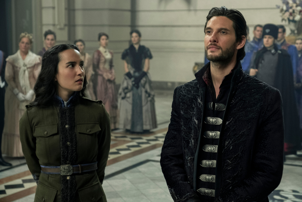 Alina and Kirigan meeting in front of the King.