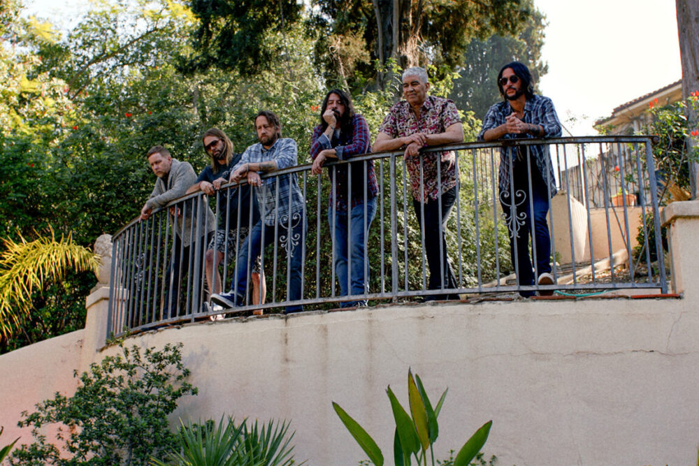 (L to R) Nate Mendel, Taylor Hawkins, Chris Shiflett, Dave Grohl, Pat Smear, and Rami Jaffee star as themselves in director BJ McDonnell's STUDIO 666, an Open Road Films release. Credit : Courtesy of Open Road Films