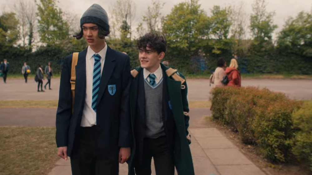 Tao and Charlie walking into school next to each other while Tao scowls at Nick off camera.