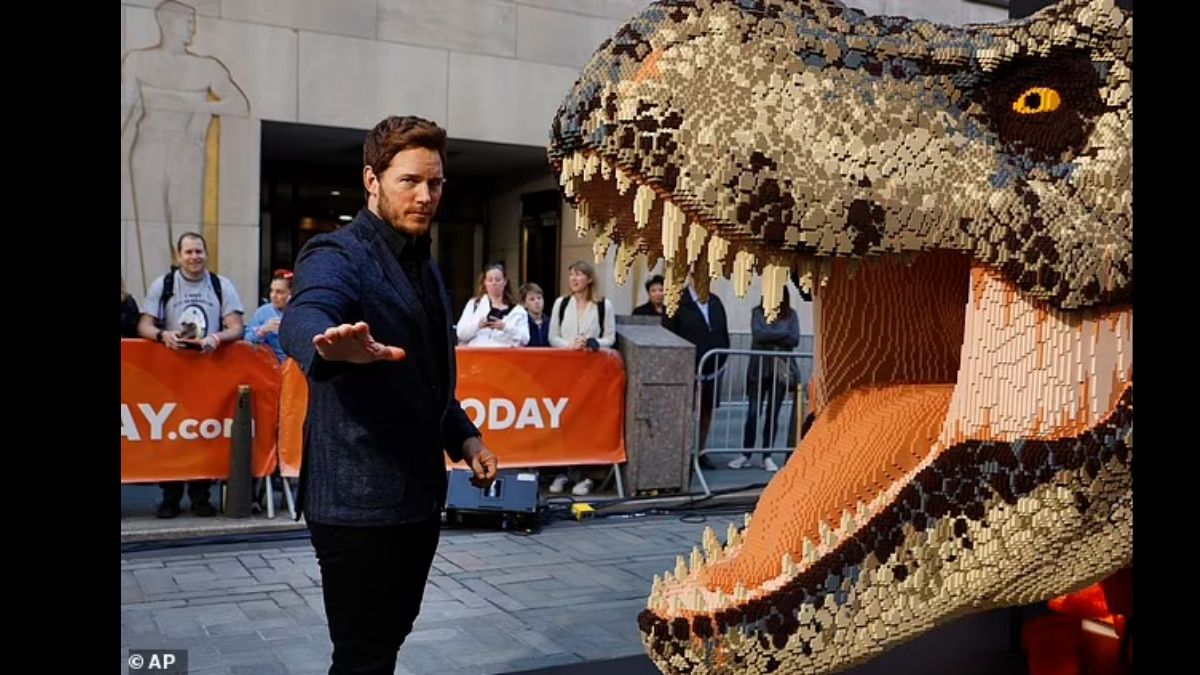 Chris Pratt calming dinosaurs