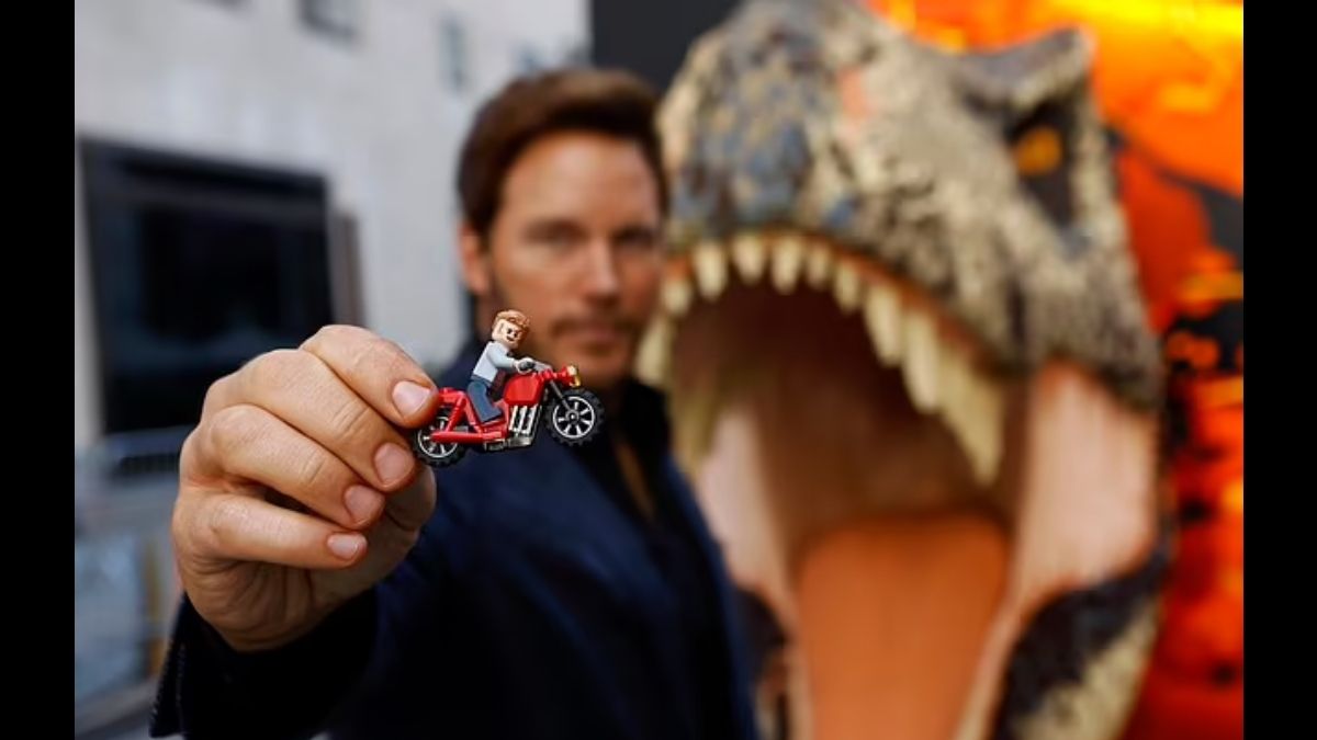 Chris Pratt with LEGO statue and LEGO Owen Grady model