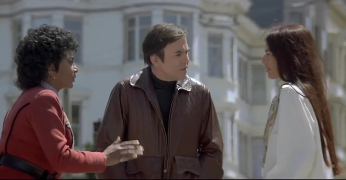 Uhura (Nichelle Nichols) and Chekov (Walter Koenig) get bad directions from a passerby (not an actor) on the streets of 1986 San Francisco.