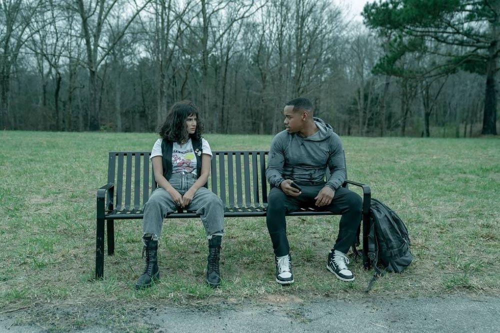 Jane and Vic sit on a park bench while looking at each other in Doom Patrol Season 4 Episode 2, "Butt Patrol."