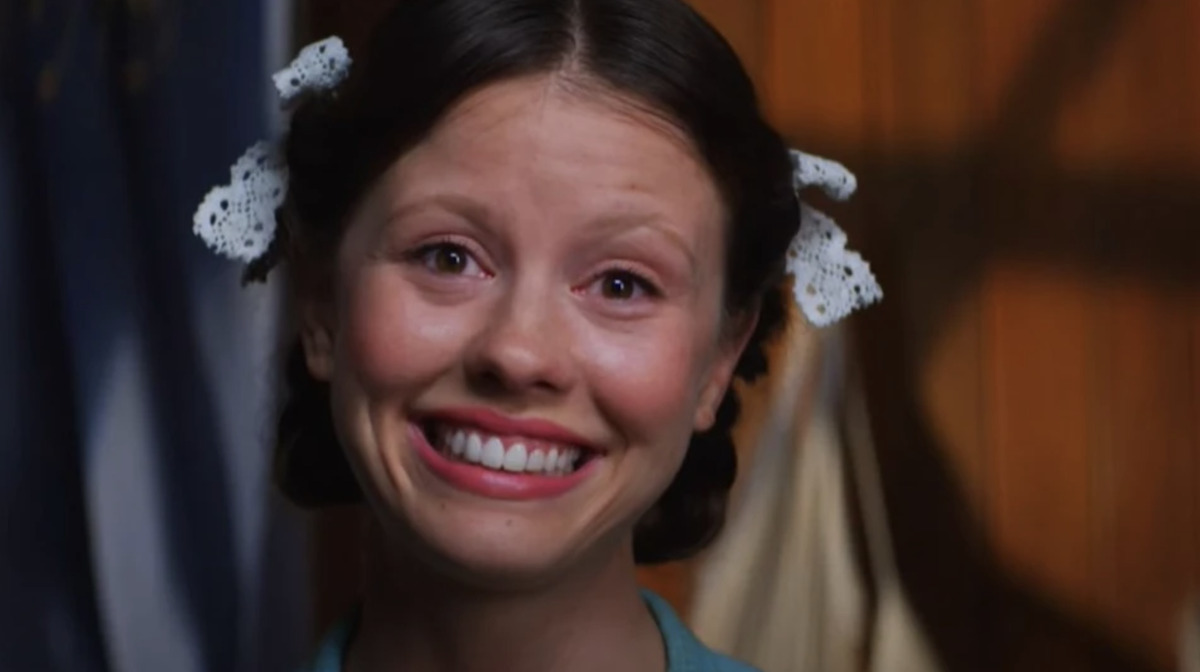 mia goth smiling widely in the movie pearl