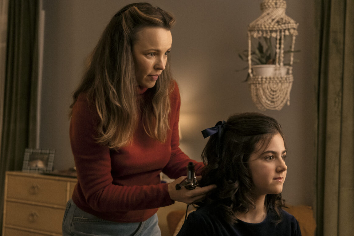 Rachel McAdams curls Abby Ryder Fortson's Hair in Are You There God, It's Me Margaret