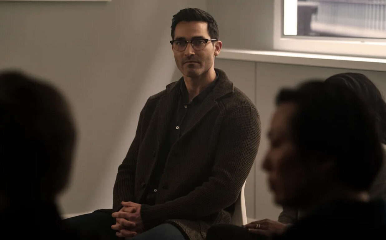 Clark sitting in group therapy facing forward in Superman & Lois Season 3 Episode 6, "Of Sound Mind."
