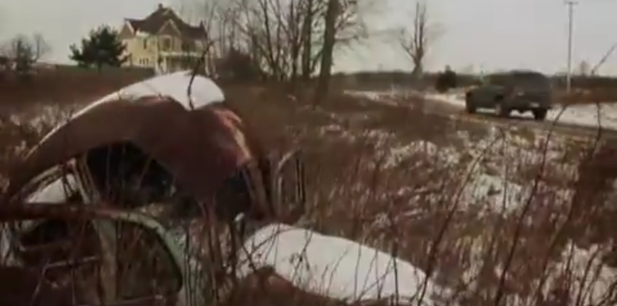 A car drives up to a house in the snowy countryside in the horror movie Plasterhead. 