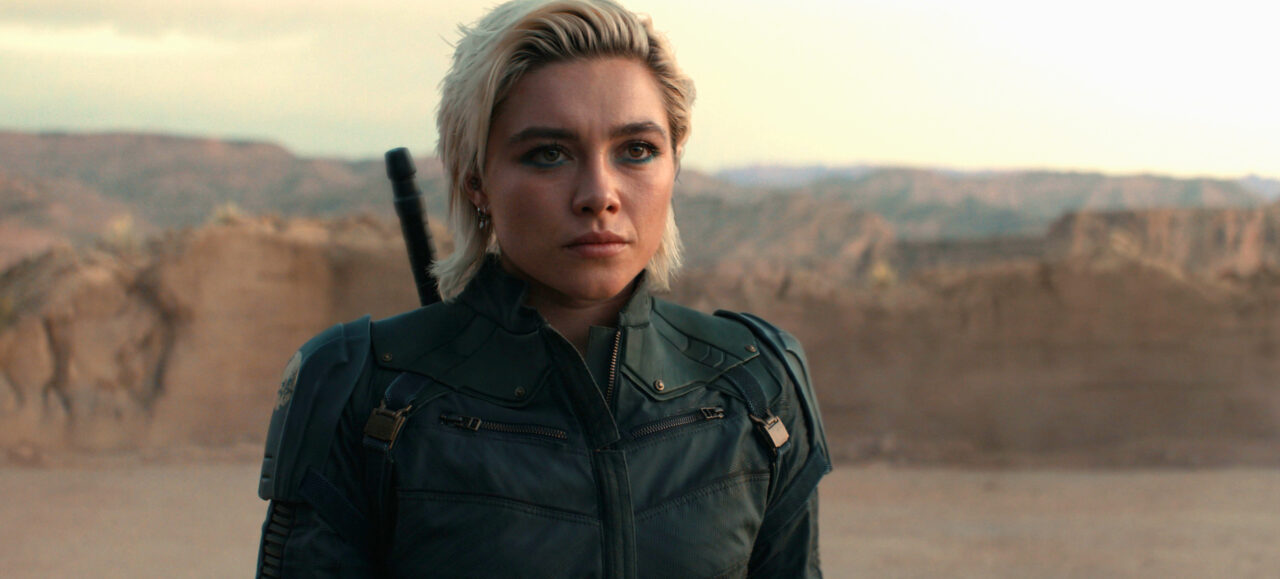 Yelena (Florence Pugh) walks through the desert.